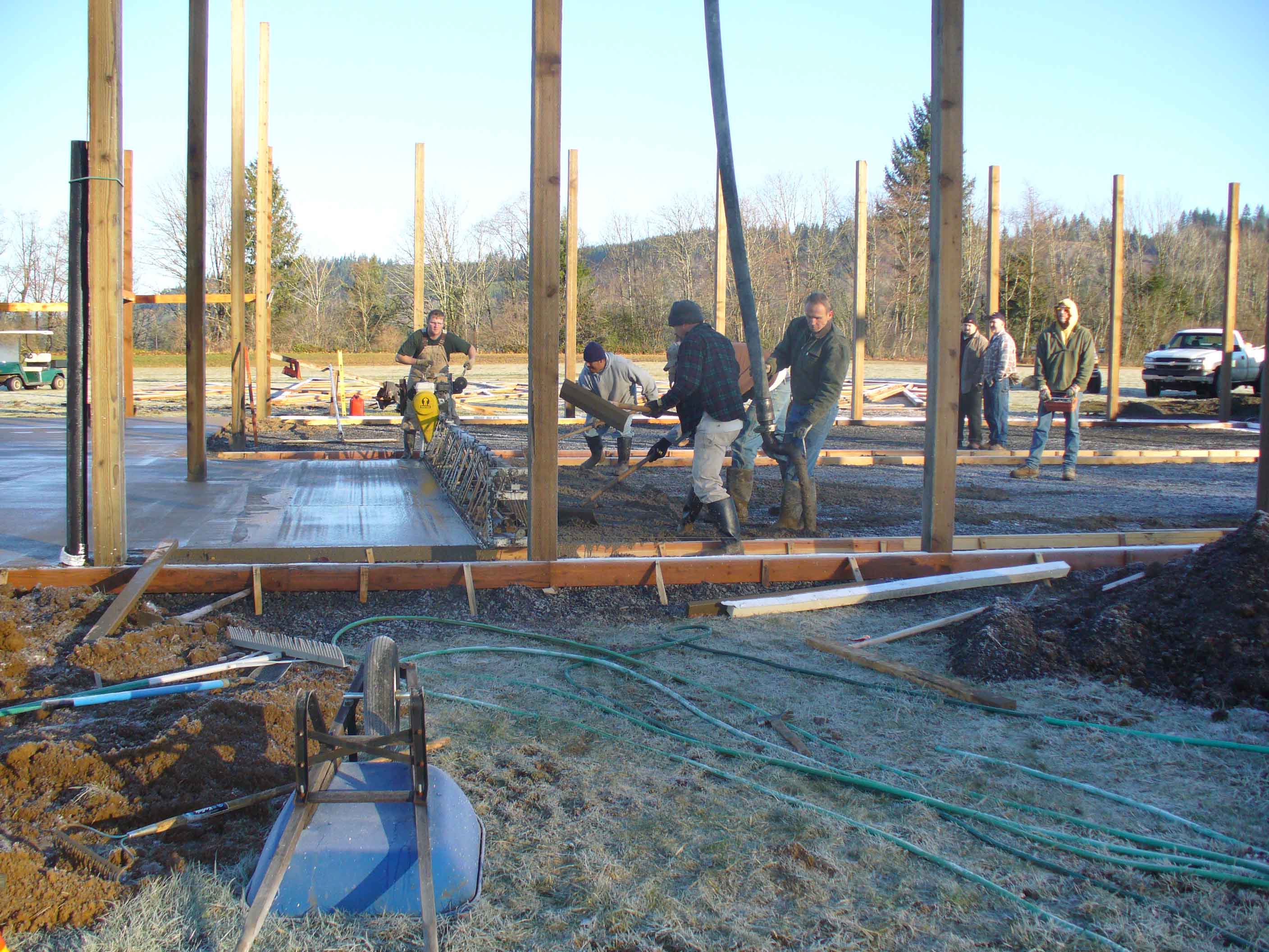 Pouring large pour using truss screed